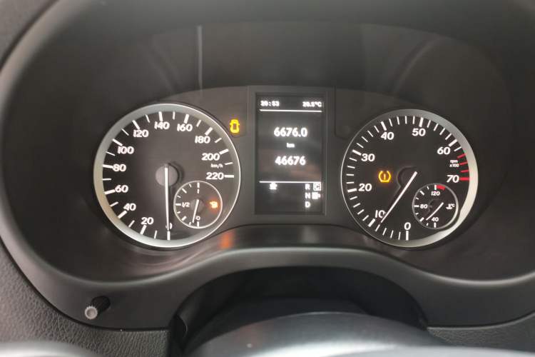 Used Mercedes-Benz Vito 2018 2.0T Elite Version 9 Seats China VI Emission Standard