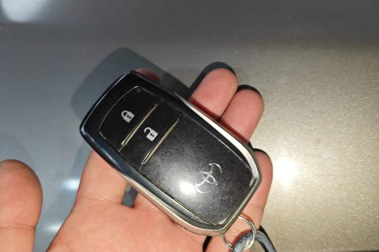 Used Toyota RAV4 2019 2.0L CVT Two-Wheel Drive Luxury Version China VI Standard
