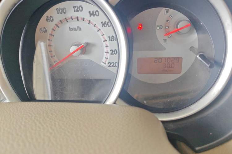 Used Nissan Tiida Sedan 2008 1.6L Manual Fashion Edition Odometer Close Up