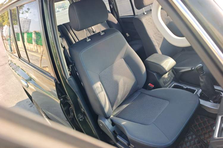 Used Leopaard Q6 2015 2.4L Manual Two-Wheel-Drive Elite Model
