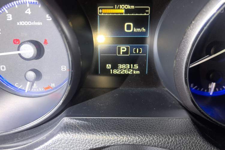 Used Subaru Outback 2015 2.5i Luxury Navigation Edition Odometer Close Up