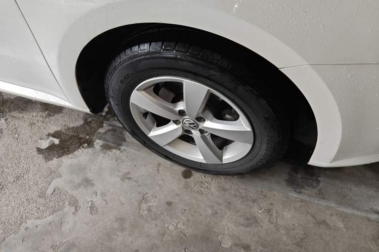 Used Volkswagen Gran Lavida 2013 1.6L Automatic Fashion Model Right Front Wheel Hub