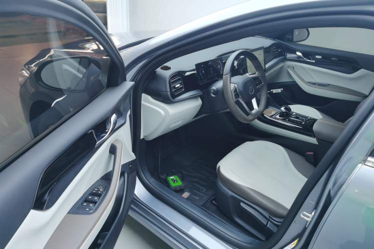 Used BYD Qin PLUS 2023 Champion Edition DM-i 55KM Leading Model Driver Seat