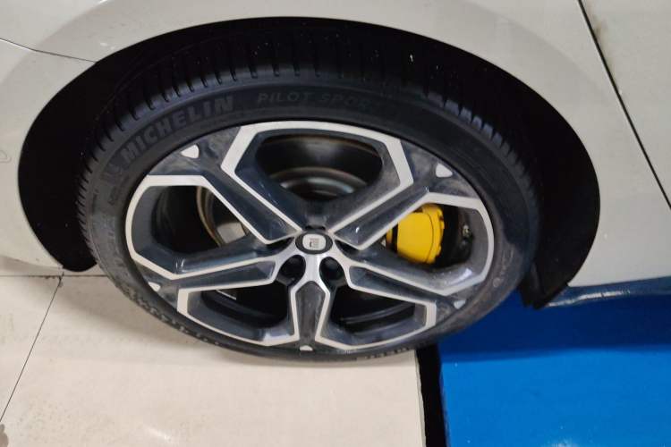 Used Xiaomi Auto SU7 2024 Rear-Drive Long-Range Intelligent Driving Version Right Rear Wheel Hub