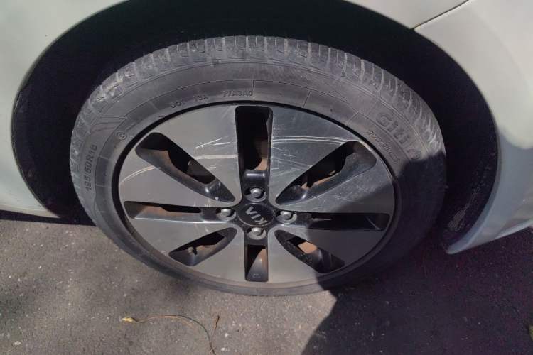 Used Kia K2 2011 Sedan 1.6L Automatic Transmission Premium Right Front Wheel Hub