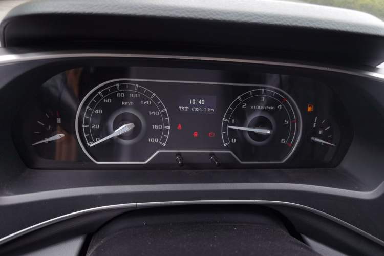 Used SAIC MAXUS Xintu V80 2023 2.0T Manual Classic Aoyuntong Short Wheelbase Ultra-Low Roof 5/6-Seater
