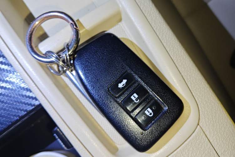 Used Lexus ES 2013 300h Elite Edition
