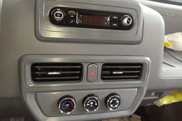 Used Wuling Yangguang 2025 Model 400km Bus Edition—Comfort Edition