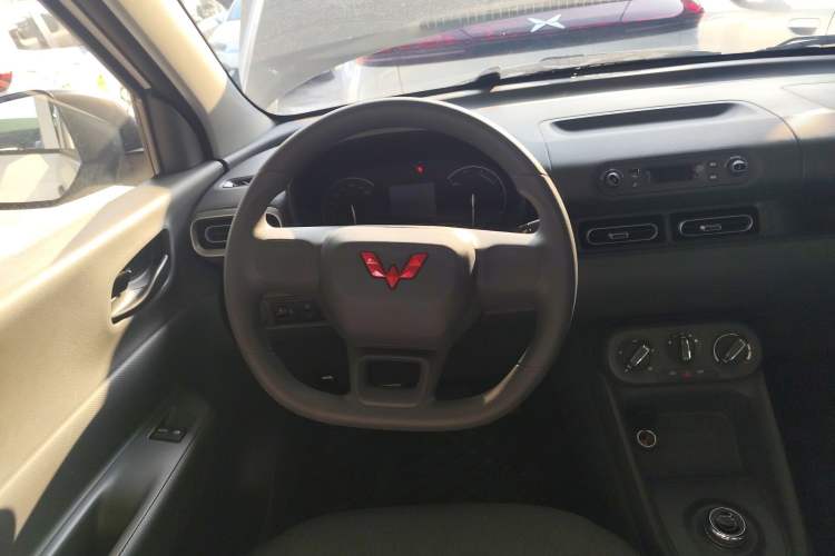 Used Wuling Hongguang New Energy 2025 Extended-Range Hybrid 50 km Utility Version Steering Wheel