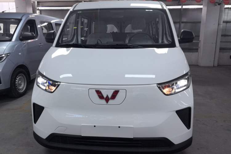 Used Wuling Yangguang 2024 300KM Comfort Version Passenger Van 75kW