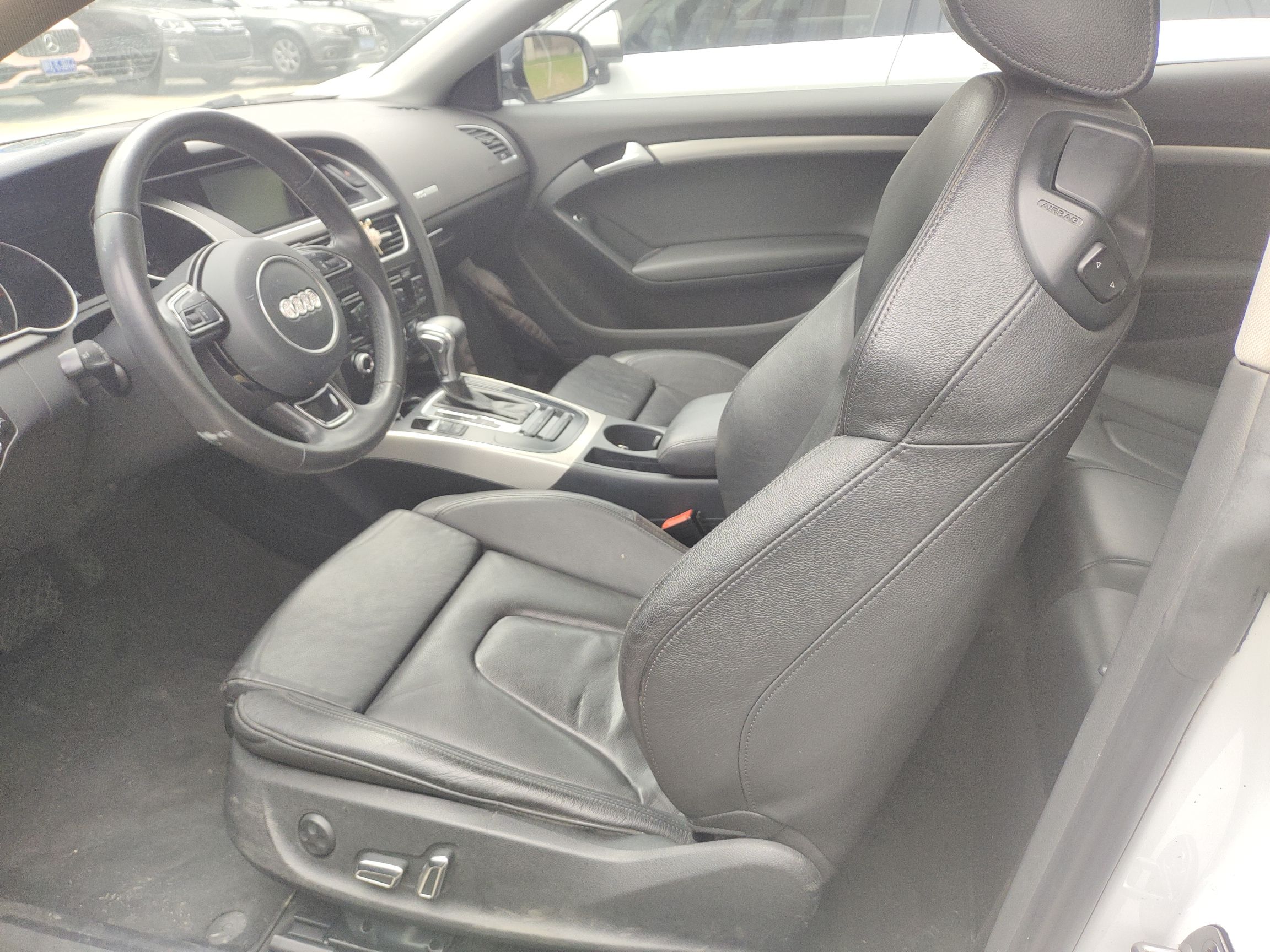 Переднее сиденье в автомобиле