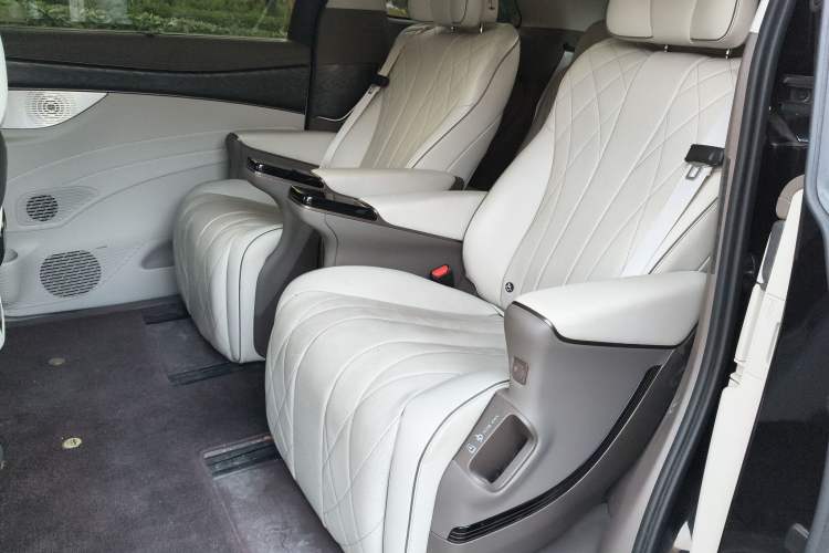 Used Denza D9 2023 DM-i 965 Luxury Model Left Rear Seat