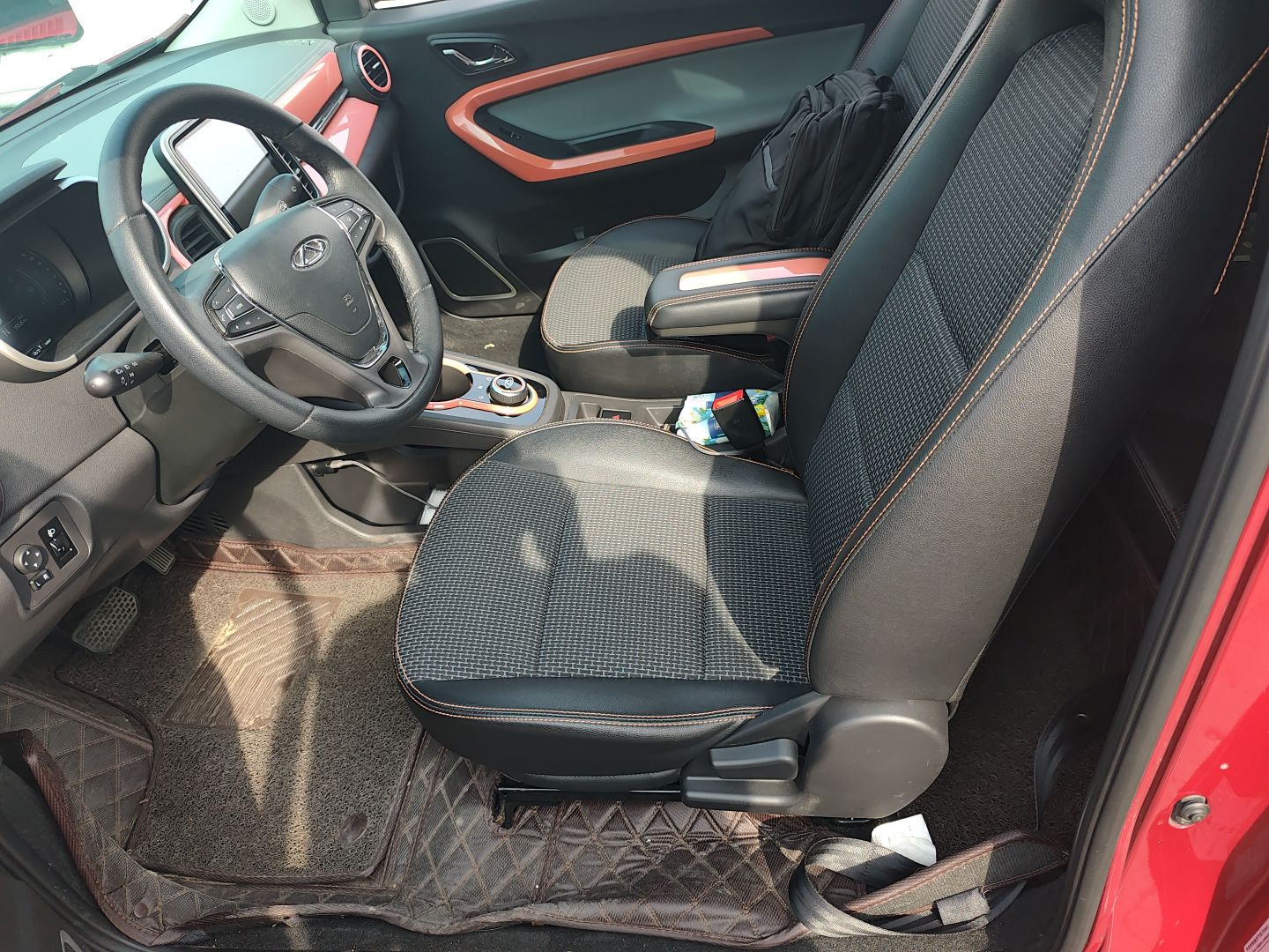 المقاعد الأمامية داخل السيارة