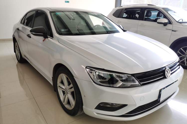 Used Volkswagen Lamando 2015 280TSI DSG Comfort Edition Front Right 45 Deg