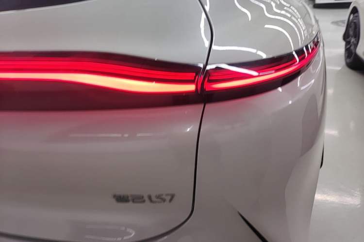 Used IM LS7 2023 90 kWh Elite Rear-Drive Version
