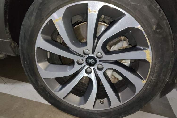 Used Land Rover Discovery Sport 2021 249 PS R-Dynamic HSE Luxury Custom Edition Right Front Wheel Hub