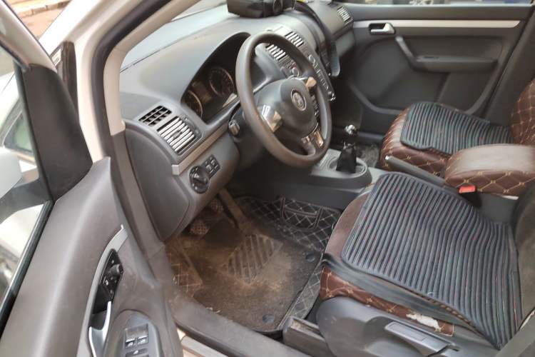 Used Volkswagen Touran 2015 1.4T Manual Fashion Edition 5-Seater Driver Seat