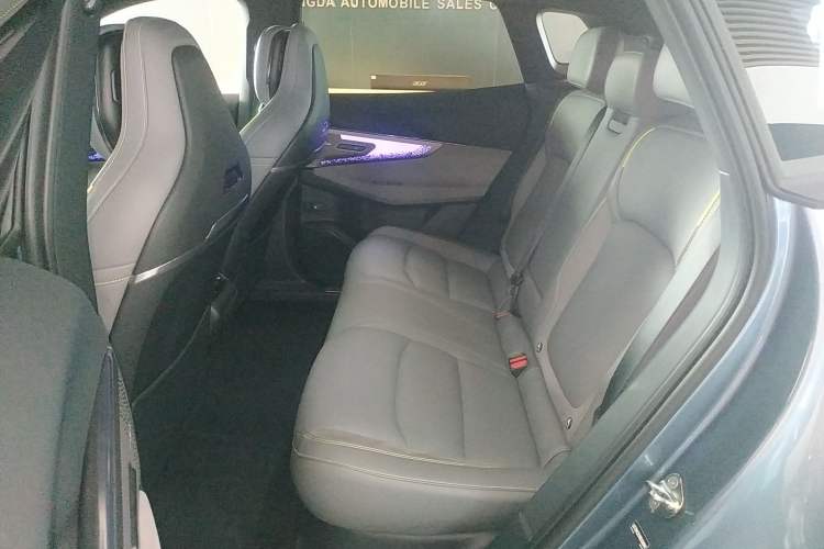 Used Lynk & Co 08 EM-P 2025 220 km All-Wheel-Drive Performance Halo