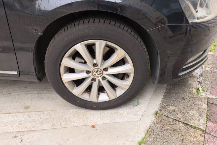 Used Volkswagen Magotan 2015 Facelift 1.8TSI Luxury Model Right Front Wheel Hub