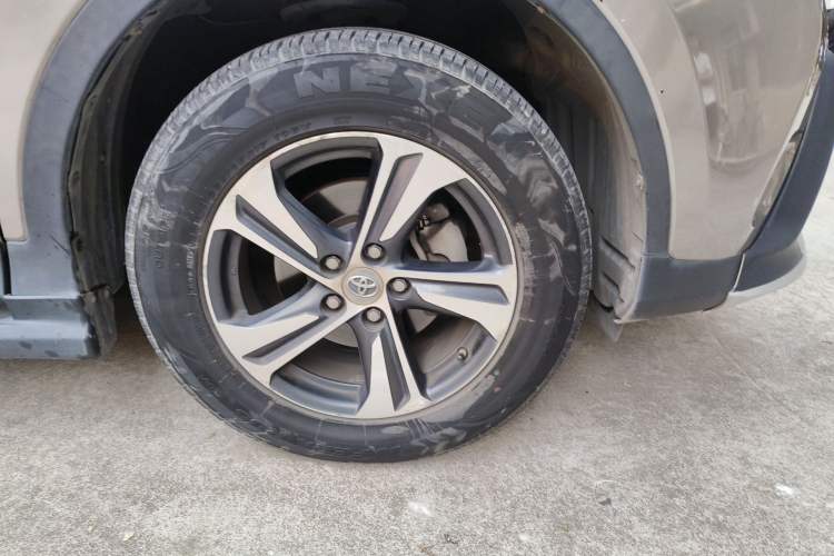 Used Toyota RAV4 2015 2.0L CVT Two-Wheel Drive Fashion Edition Right Front Wheel Hub