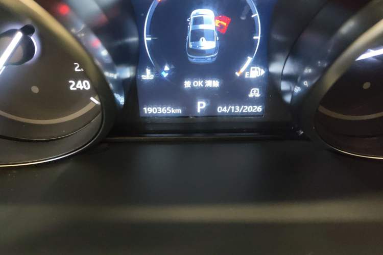 Used Land Rover Discovery 2019 2.0T SE Odometer Close Up