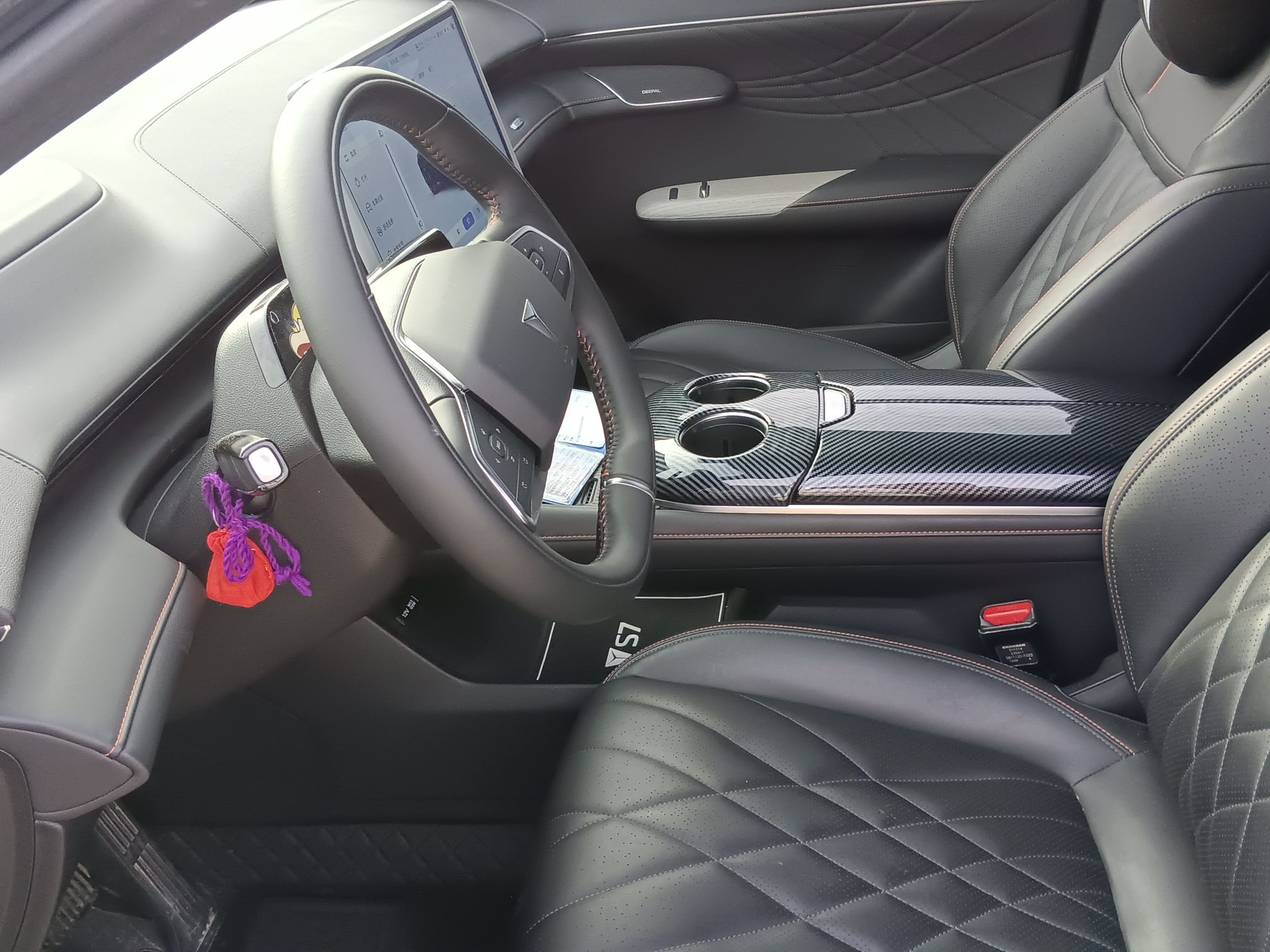 المقاعد الأمامية داخل السيارة