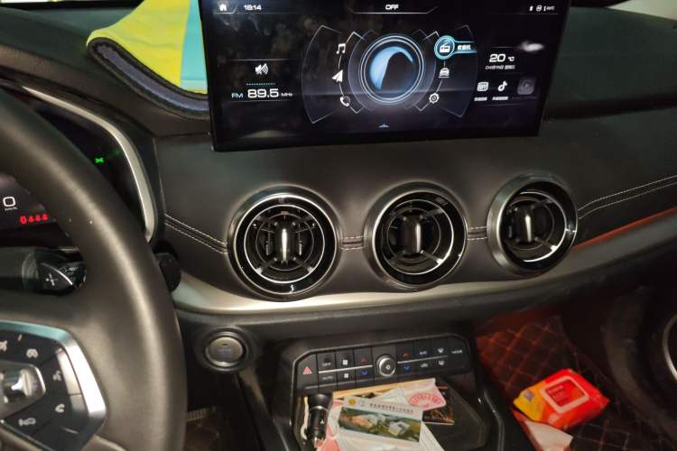 Used Wey VV6 2021 2.0T Two-Wheel Drive Smart Protection+ Audio And AC Panel