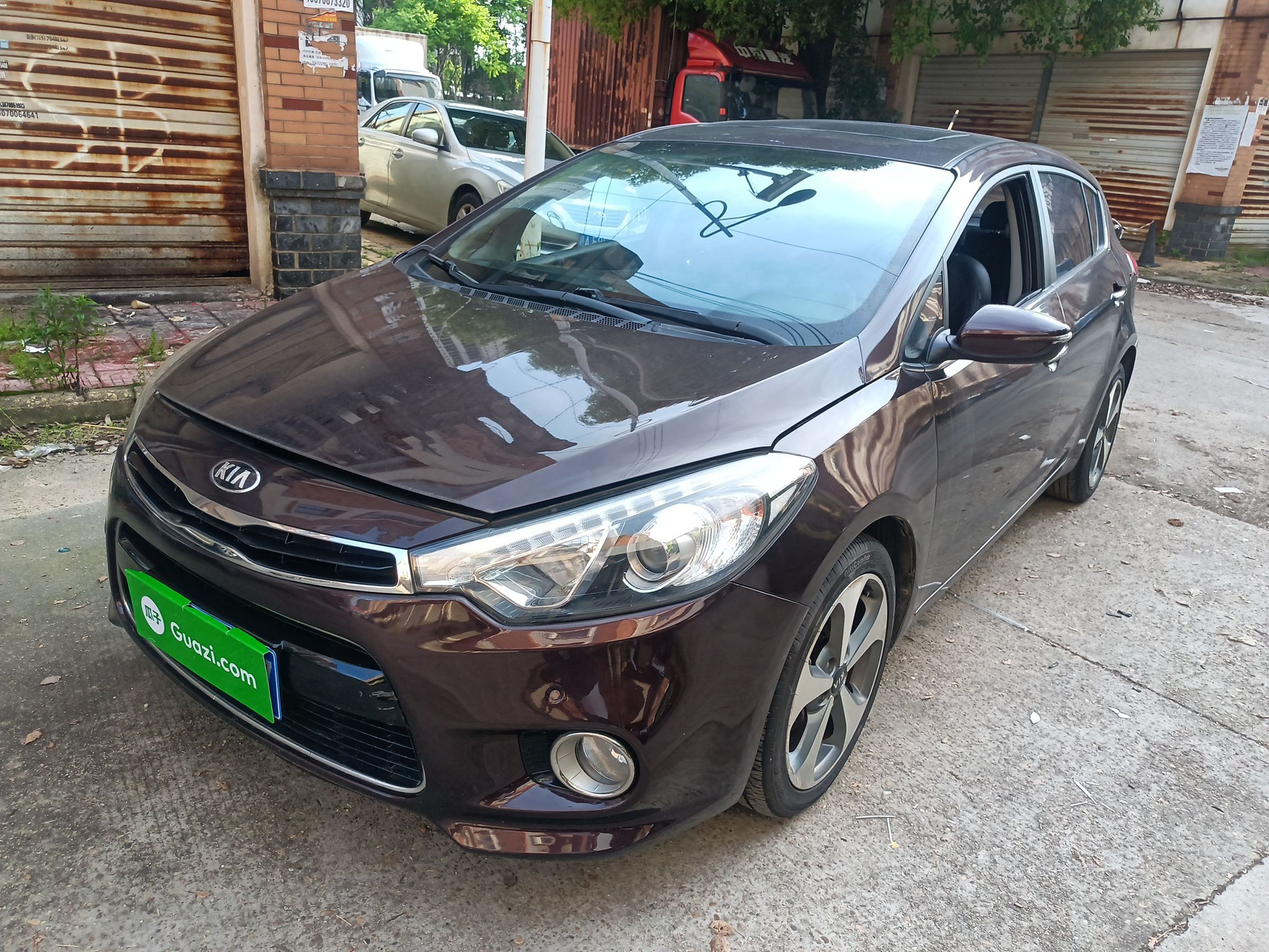 تحت مقدمة السيارة