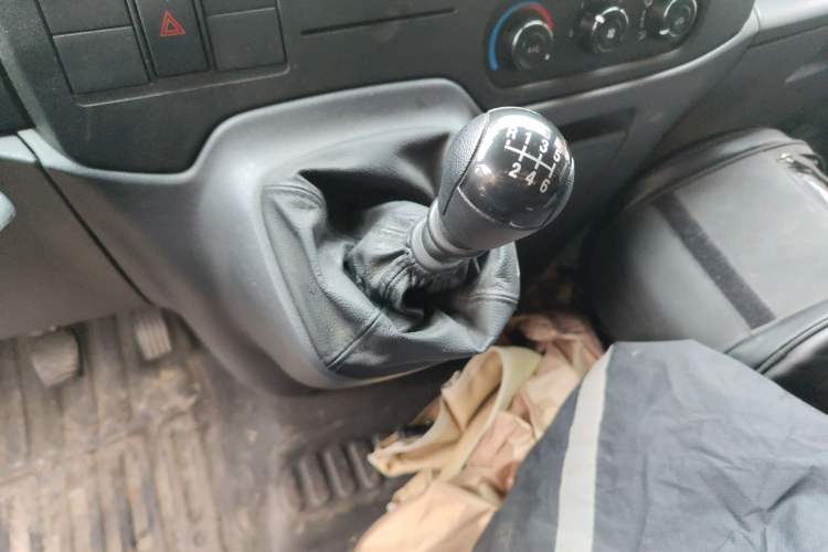 Used Ford Transit Custom 2015 2.4T Short-Wheelbase 6-Seater Mid-Roof Multi-Purpose Vehicle
