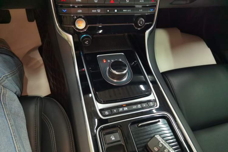 Used Jaguar XFL 2019 XFL 2.0T 200PS Two-Wheel-Drive Luxury Edition Gear Lever