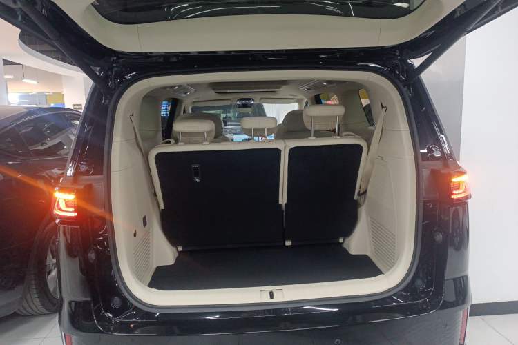 Used VOYAH Dream 2025 PHEV Four-Wheel Drive Prestige Kunpeng Edition
