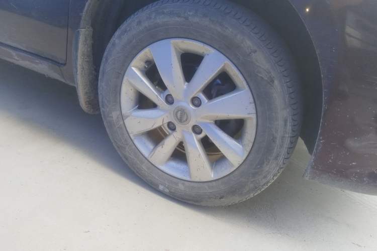 Used Nissan Livina 2013 1.6XE Manual Comfort Edition Right Front Wheel Hub