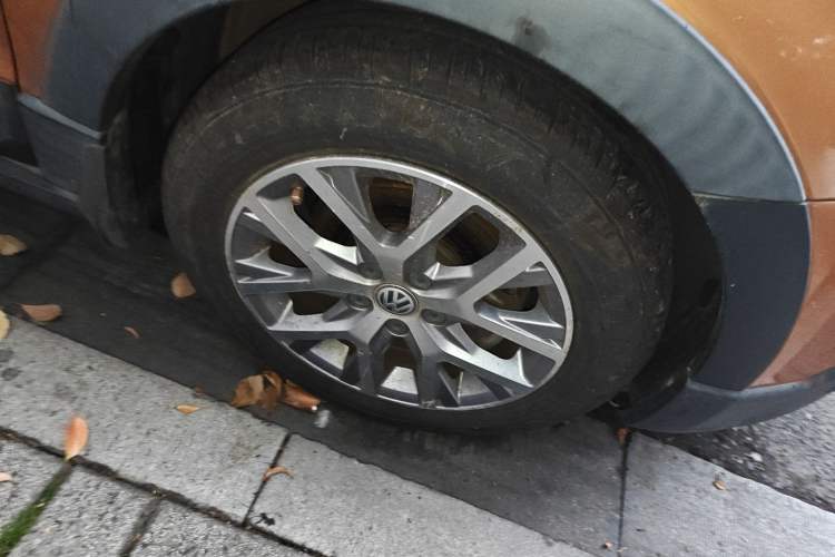 Used Volkswagen Polo 2016 1.6L Cross Polo Automatic Right Front Wheel Hub