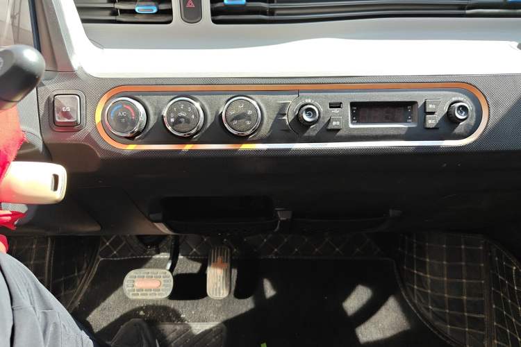 Used Wuling Hongguang MINIEV 2020 Freedom Version Lithium Iron Phosphate Audio And AC Panel