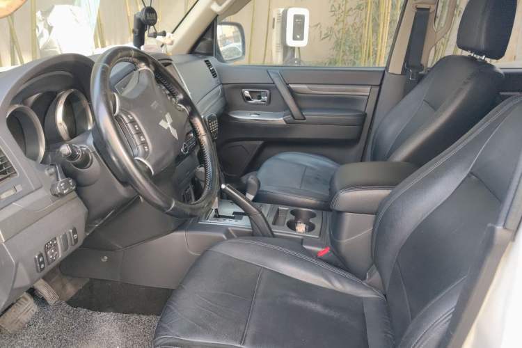 Used Mitsubishi Pajero 2015 3.0L Automatic Elite Edition China V Standard Left Front Seat