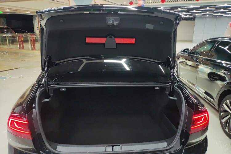 Used Volkswagen Magotan 2023 2 Million Units Limited Edition 330TSI DSG Leading Version
