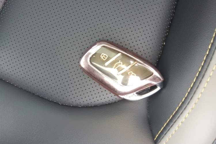 Used Roewe i6 MAX 2020 300TGI Automatic Supreme Edition with Cool Sunroof and Advanced Driving Features
