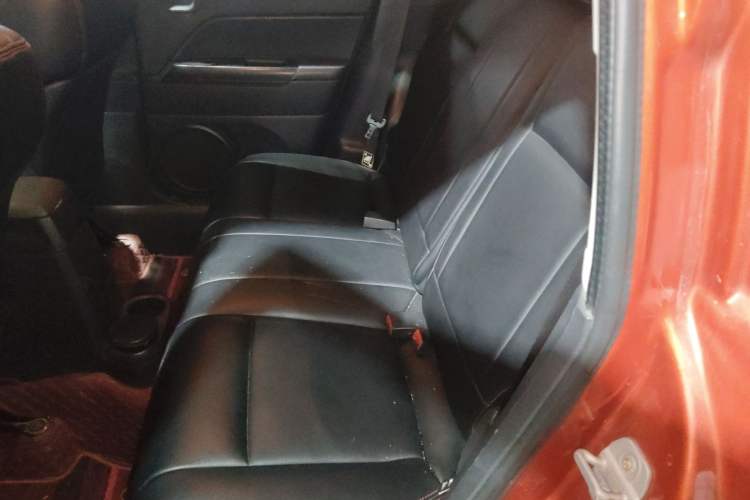 Used Jeep Compass 2007 2.4L four-wheel drive sport version Left Rear Seat