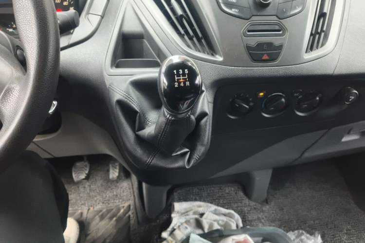 Used Ford Transit 2019 2.0T Diesel Multi-Purpose Commercial Vehicle Short Wheelbase Low Roof 6-Seater China VI Standard Gear Lever