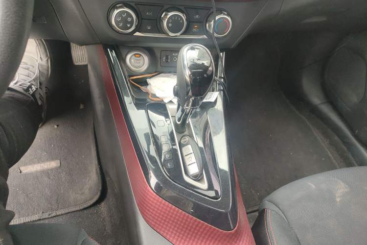 Used Nissan Lannia 2016 1.6L CVT Smart Cool Edition Gear Lever