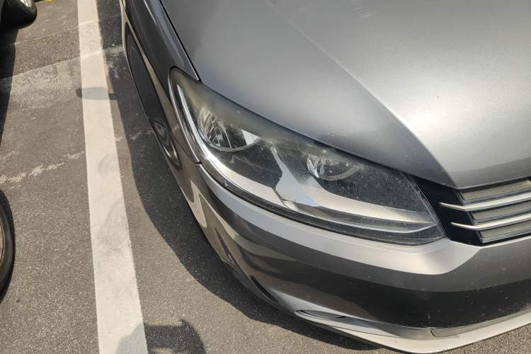 Used Volkswagen Touran 2013 1.4T Manual Fashion Edition 5 Seats Right Front Headlight