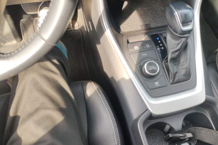 Used Toyota Wildlander 2023 Dual-Motor 2.5L E-CVT Four-Wheel Drive Prestige Edition Gear Lever