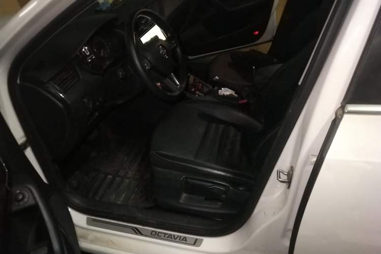 Used Skoda Octavia 2016 1.6L Automatic Smart Drive Edition Left Front Seat