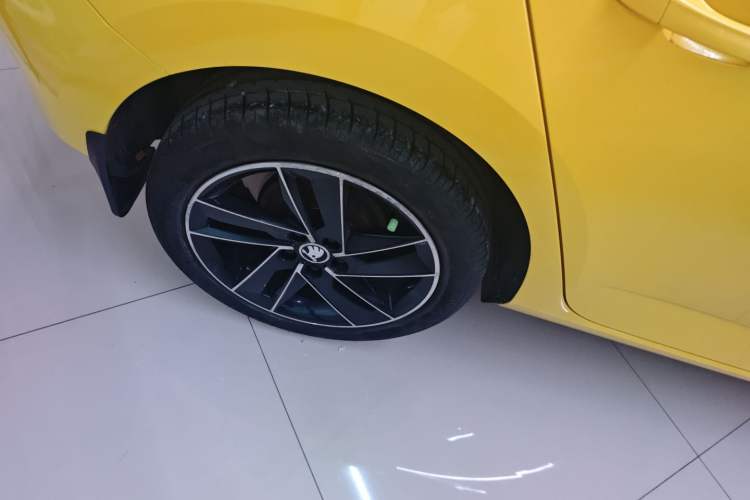 Used Skoda Fabia 2015 1.6L Automatic Sport Edition Right Rear Wheel Hub