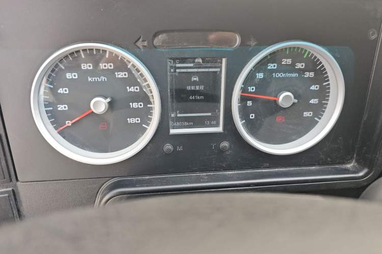 Used Iveco Daily 2022 2.5T A37 M1 Passenger Van 5-9 Seats Long Wheelbase Mid-Roof Design Dual Tires Side Sliding Doors
