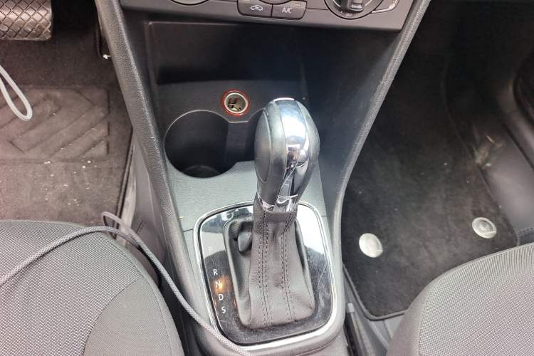 Used Volkswagen Polo 2016 1.6L Automatic Comfort Model Gear Lever