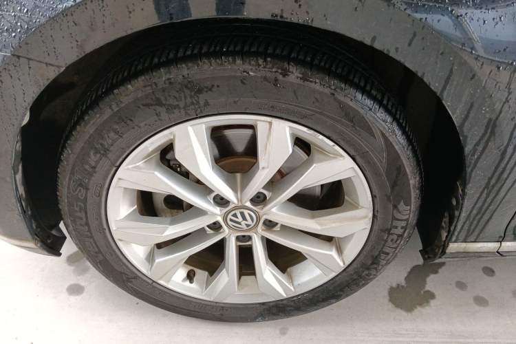 Used Volkswagen Magotan 2019 330TSI DSG Luxury Version China VI Standard Left Front Wheel Hub