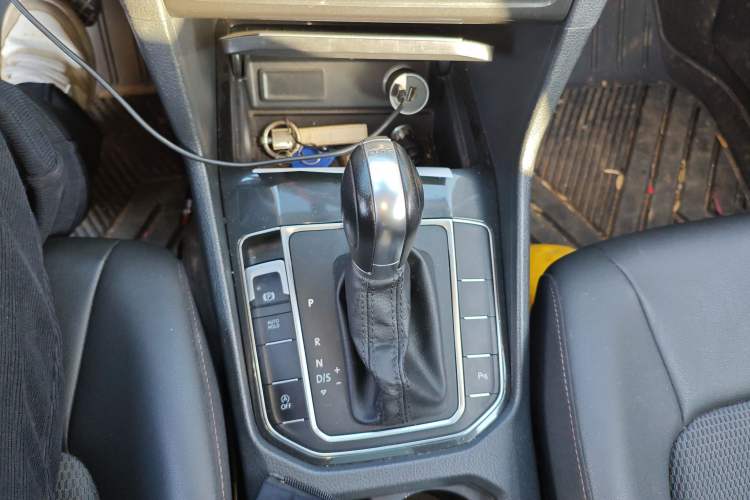 Used Volkswagen Golf Sportsvan 2018 230TSI Automatic Trend Edition Gear Lever