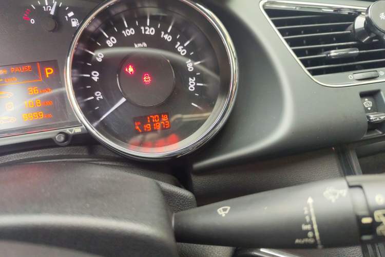 Used Peugeot 3008 2013 1.6THP Automatic Prestige Edition Odometer Close Up