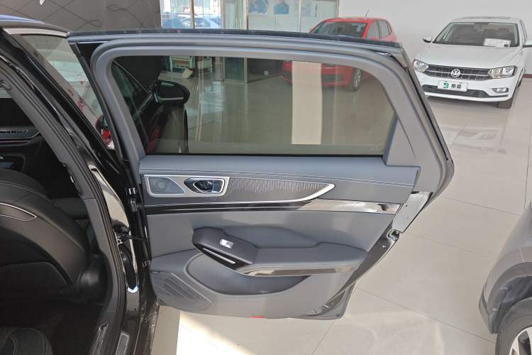 Used Hongqi H9 2025 Model Facelifted 2.0T Two-Wheel Drive Flag-Style Luxury Business Edition, 5 Seats